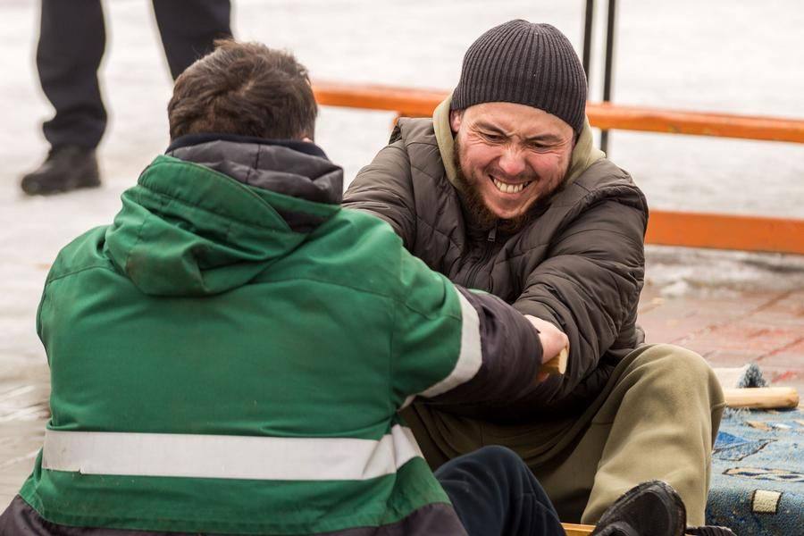 Даже издалека накал борьбы виден по лицам соперников