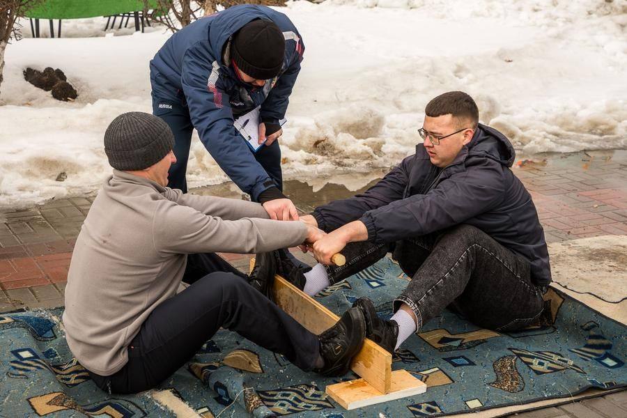 Это мас-рестлинг — национальный вид спорта Якутии, известный с 17 века