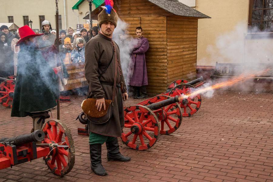 Смотреть во все глаза, закрыв уши, рекомендуется после громогласного «Палю!»