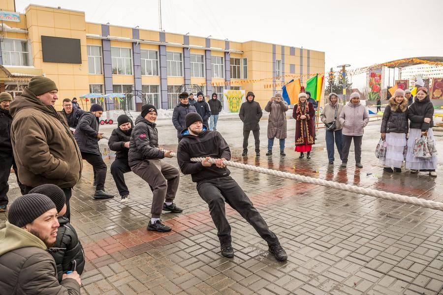 Финал праздника — перетягивание каната, любимейшая игра разных народов