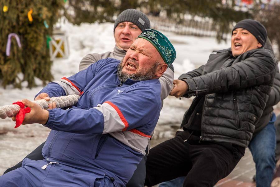 Впрочем, самим соревнующимся сейчас не до веселья