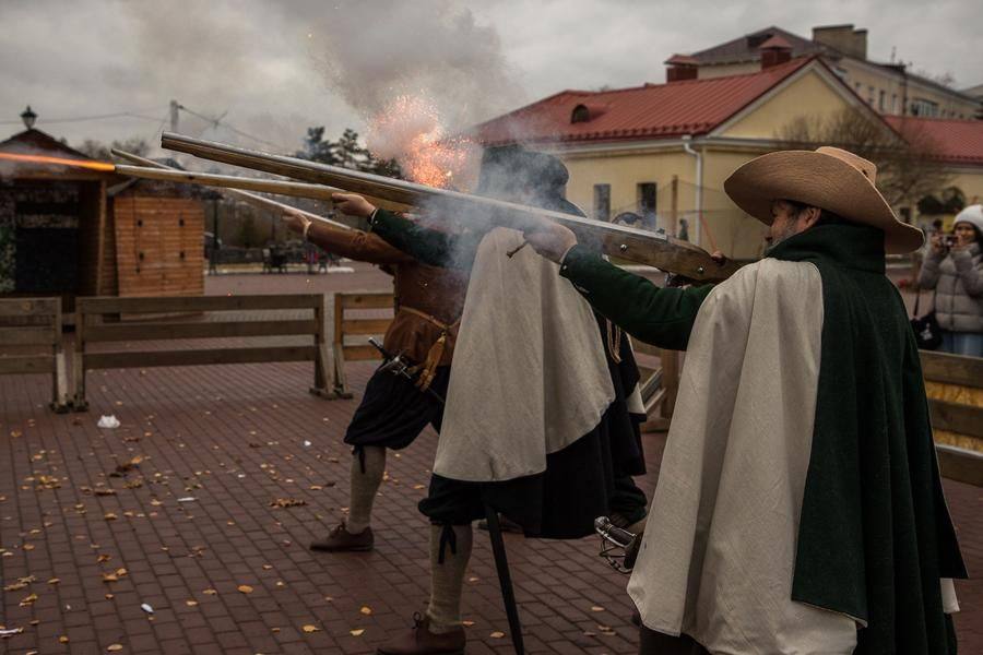 Старинное оружие несовершенно: абсолютно синхронный залп — большая редкость