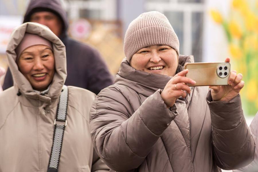 Гости фиксируют весь ход групповой «дуэли»