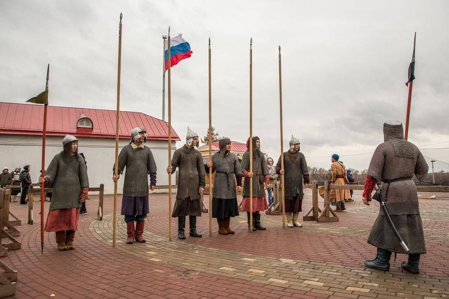 Центральная площадка посвящена строевому пикинерскому бою