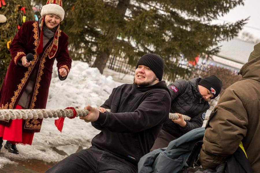 Вообще-то это не так важно, ведь народный праздник призван объединять участников
