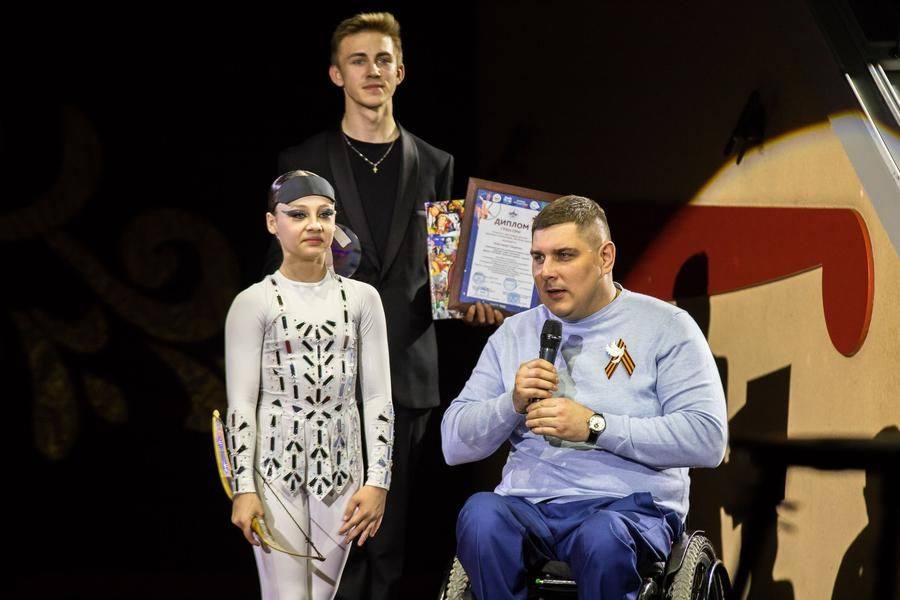 Гран-при ей вручает омич Александр Кузюков, паралимпийский чемпион по фехтованию