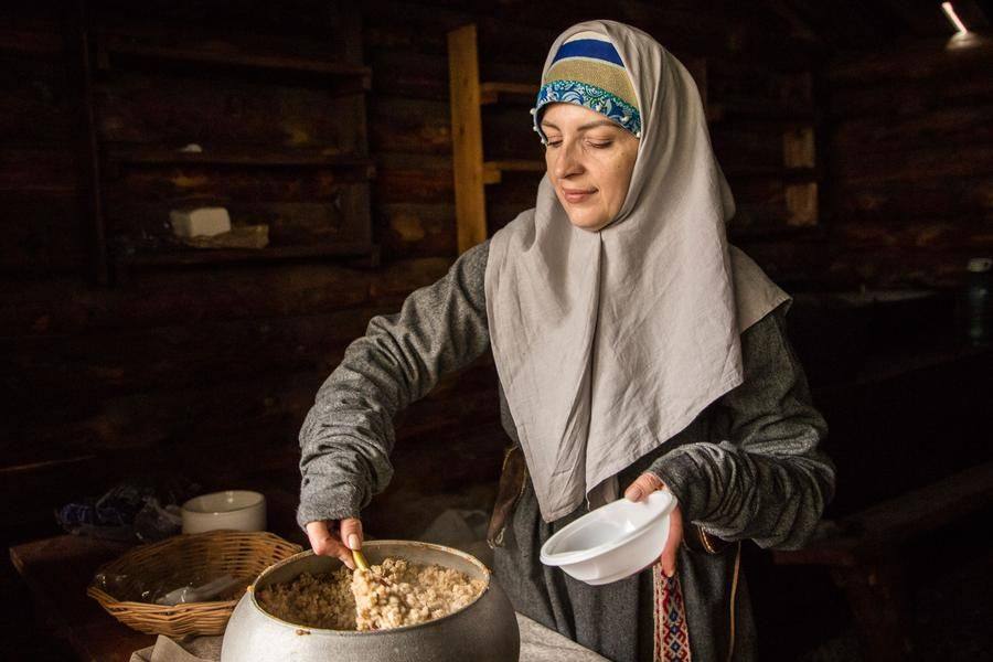 Уставших на локациях новобранцев угощают знаменитой петровской кашей