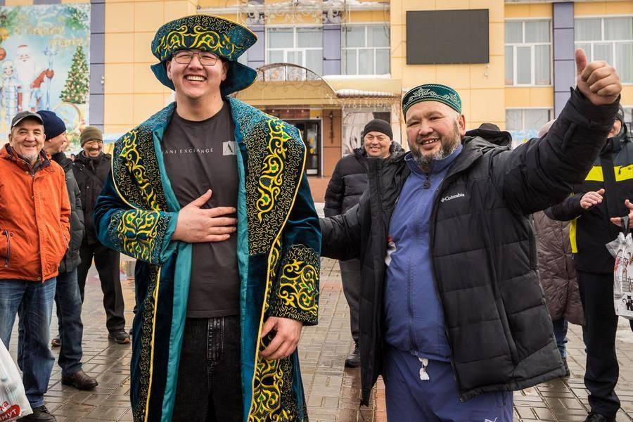К новому статусу прилагается приз — прекрасный национальный костюм