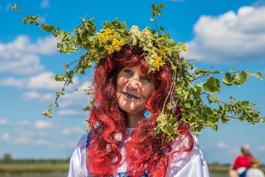 В полдень возле озера гостей встречают нарядные организаторы