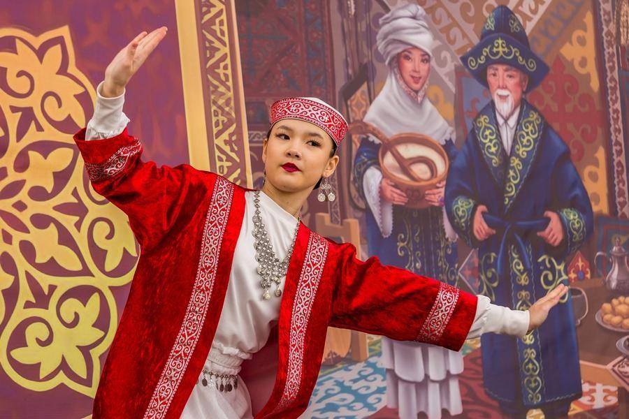 Сложные орнаменты костюмов добавляют волшебства каждому движению