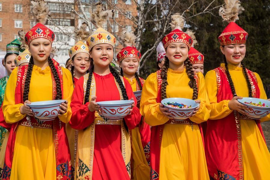 Все начинается с шествия на площади у Дома дружбы