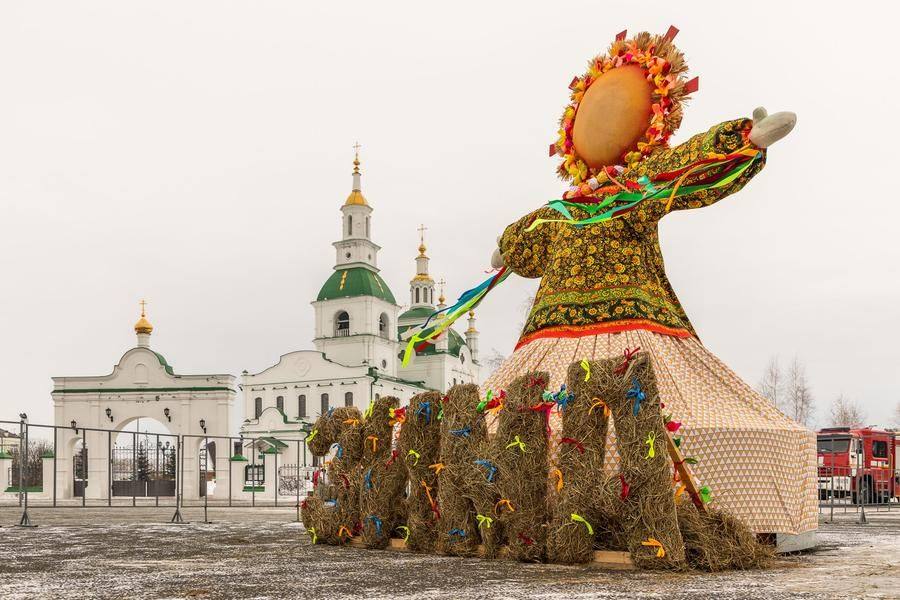 С раннего утра Сретенская площадь украшена к Масленице