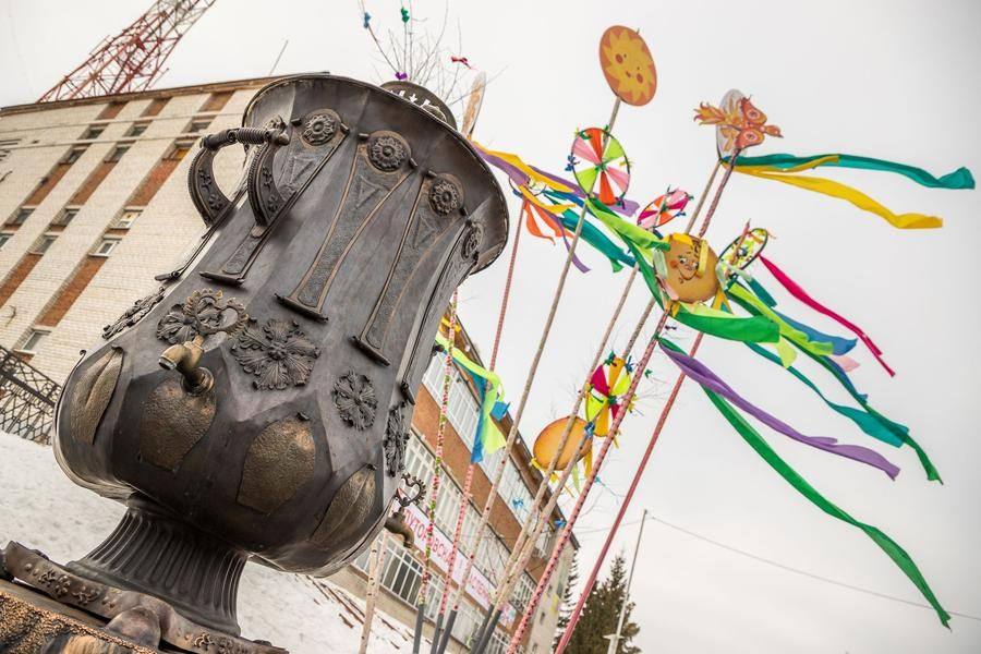 Самый большой в России кованый медный самовар готов угощать чаем гостей
