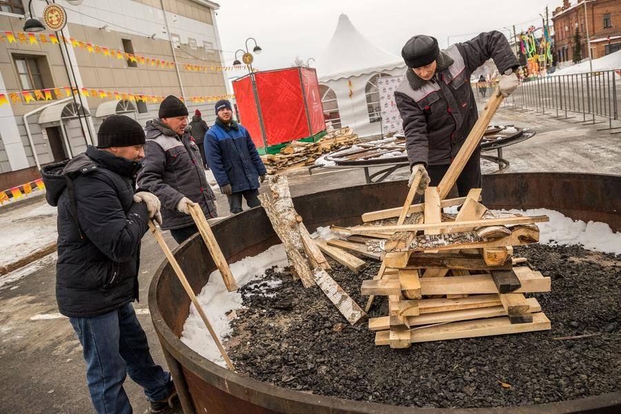 Уже разводят огонь для необычного кулинарного поединка — битвы блинопеков