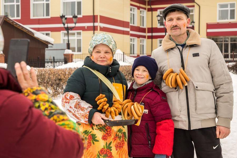 Соревнования проходят в формате эстафеты для мужских, женских и семейных команд