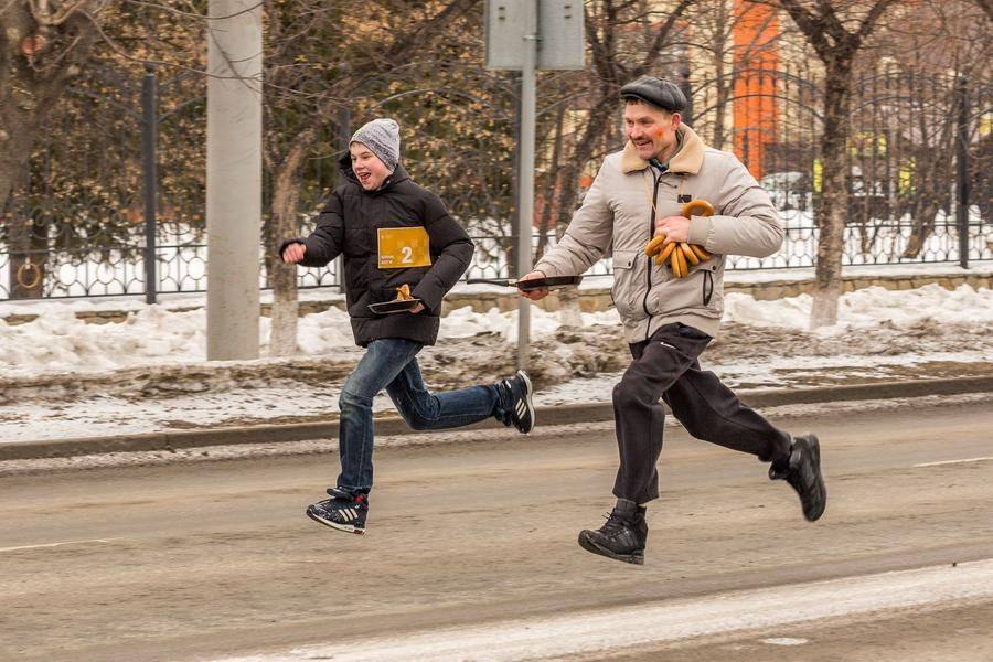 Кстати, бежать нужно так, чтобы не потерять блин на сковородке