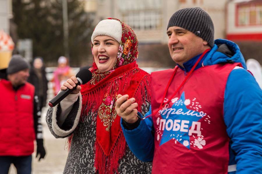 Ведущая и судьи подбадривают участников