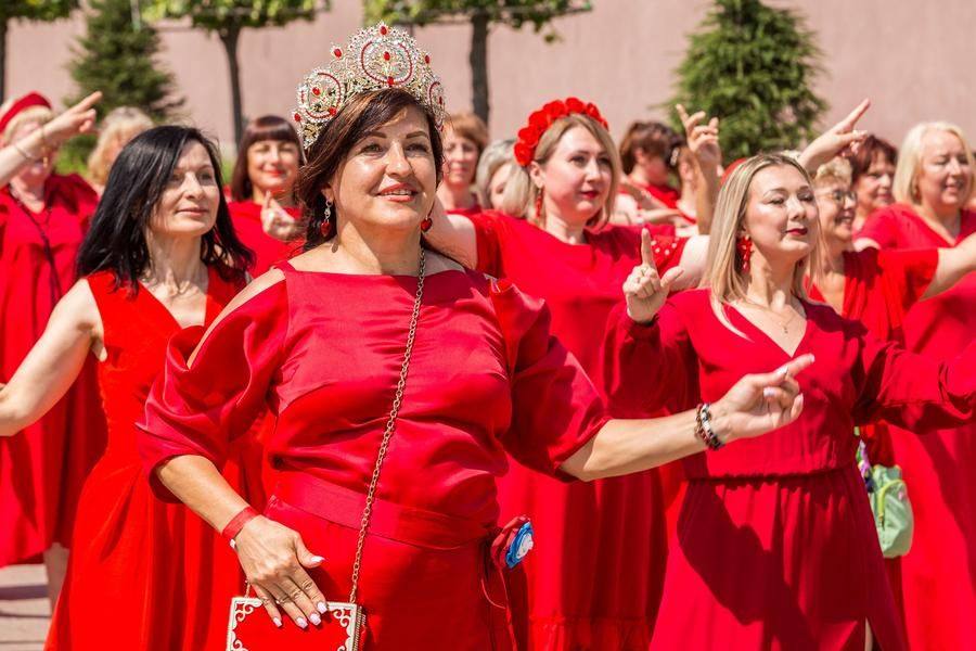 В первых рядах — уже известная нам омичка Оксана Таран