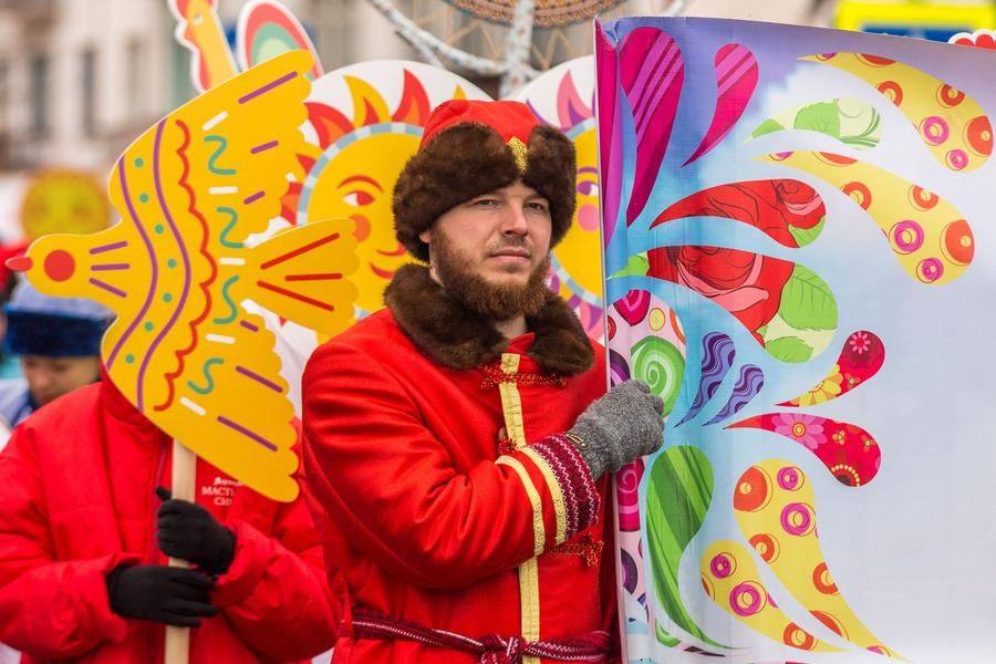 Некоторым особенно к лицу стилизованные под старину шапка и кафтан