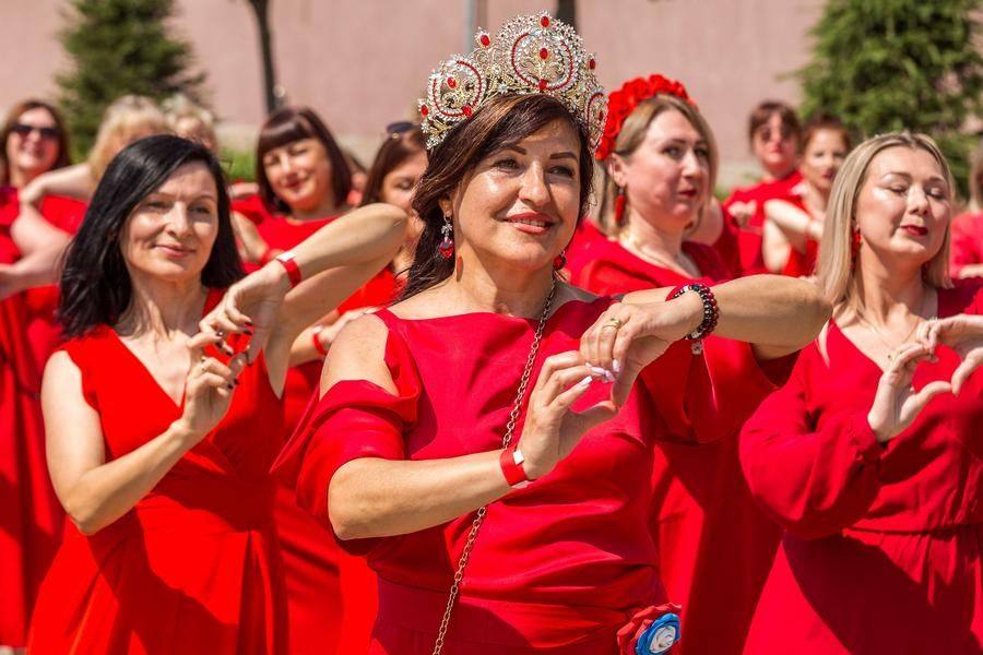 Танец исполняется под песню, написанную специально для дам в красных платьях