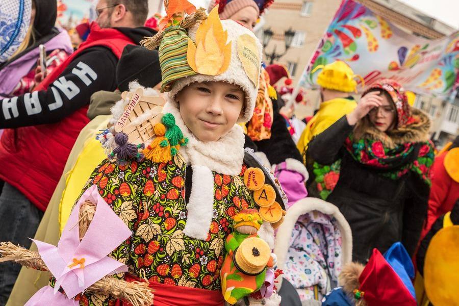 Школьники ценят сказку, в которой оказались, и охотно позируют прессе