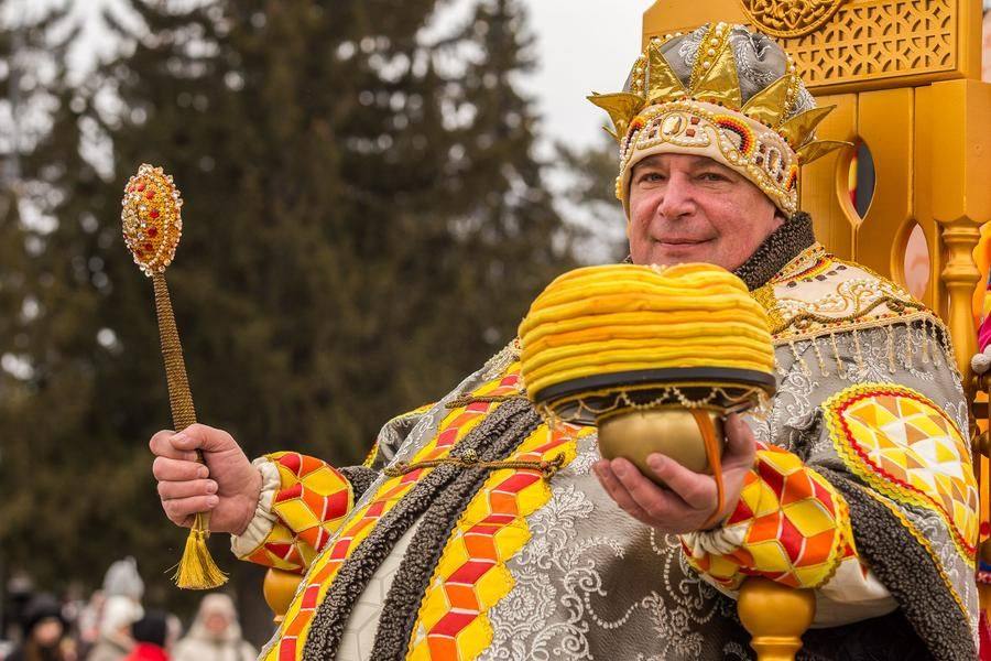 Главный персонаж шествия — Блинный царь на троне