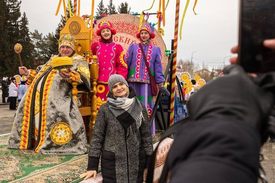 С ним и с его скоморохами все хотят сфотографироваться