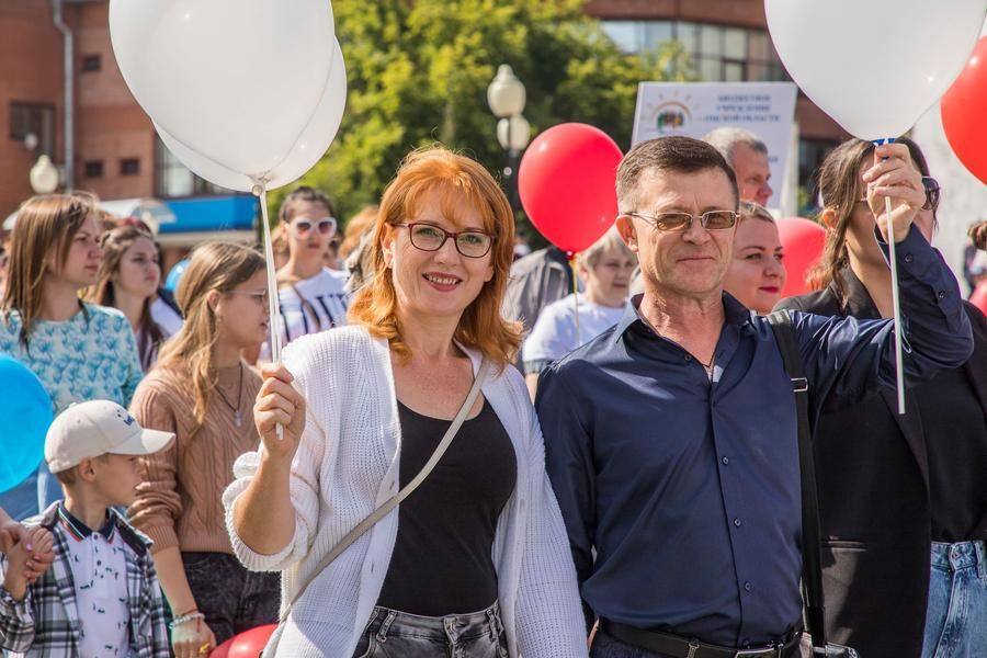 В большой колонне — представители предприятий и учреждений Калачинска
