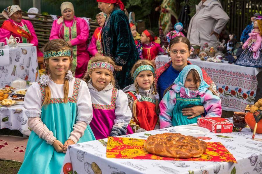 Первыми гостей приветствуют земляки из Алексеевского