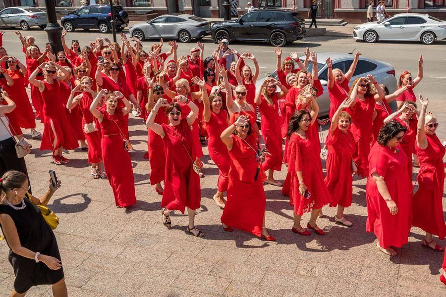 Девушки и женщины с воодушевлением приветствуют прохожих