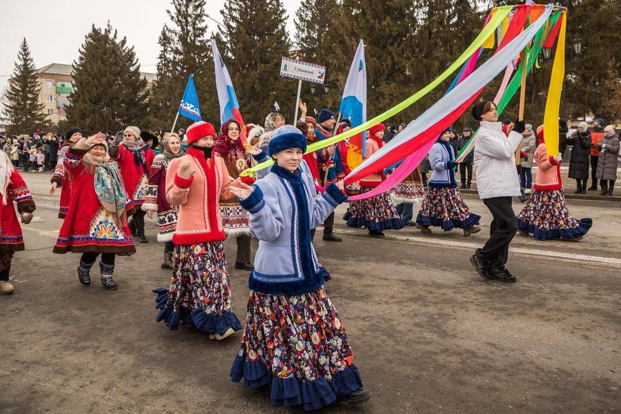 В колонне выделяются делегации городов-побратимов: это гости из Губкинского (ЯНАО)