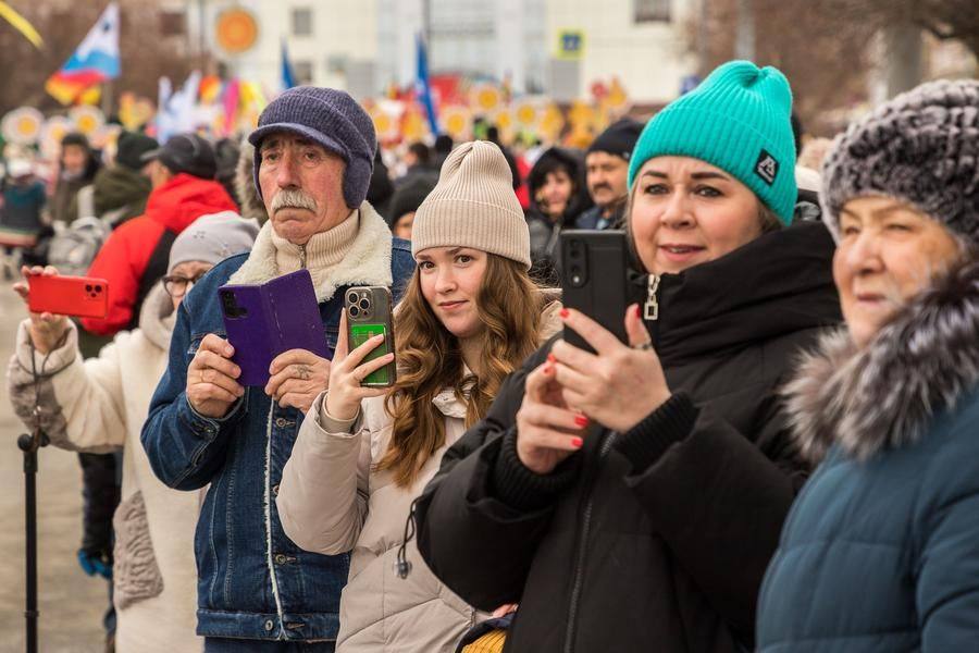 Горожане с любопытством наблюдают за веселой процессией