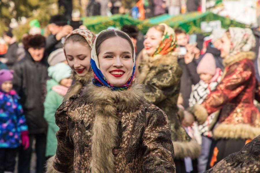 Творческие коллективы выступают не только на сцене, но и прямо «в партере»