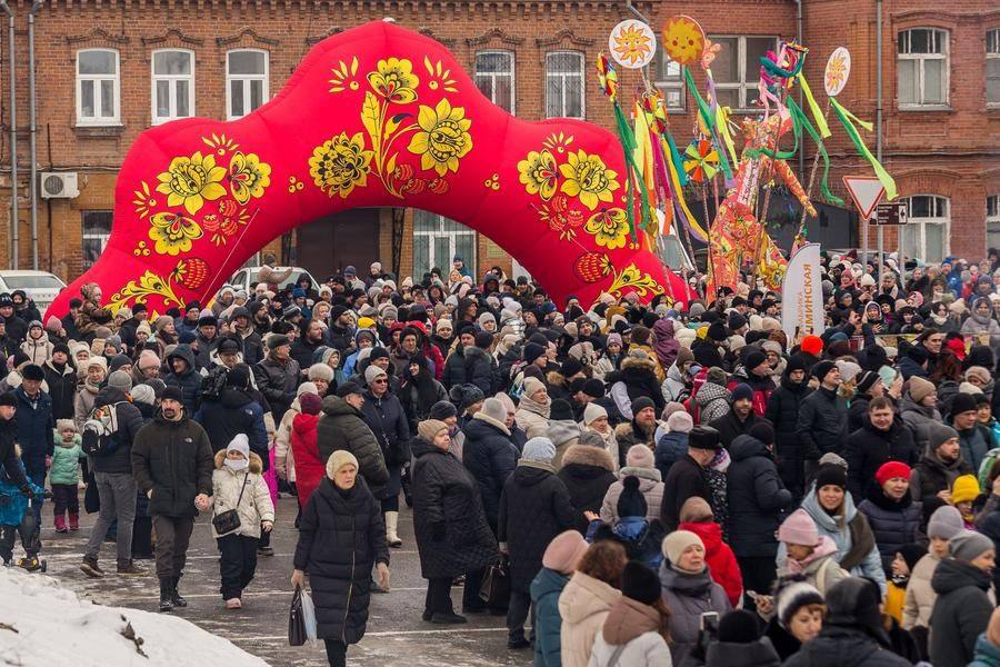 Вслед за шествием на Сретенскую площадь устремляются тысячи гостей праздника