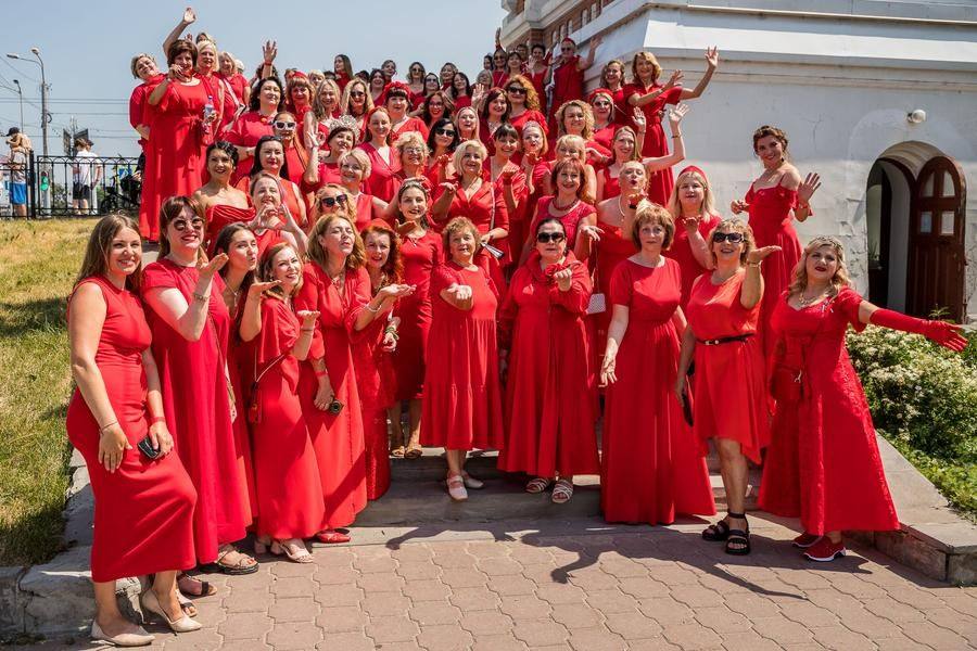 Первое групповое фото на маршруте — на ступенях у Серафимо-Алексеевской часовни