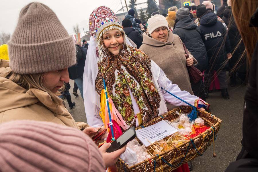 Бойко идет лоточная торговля: цены — символические, а товары — тематические
