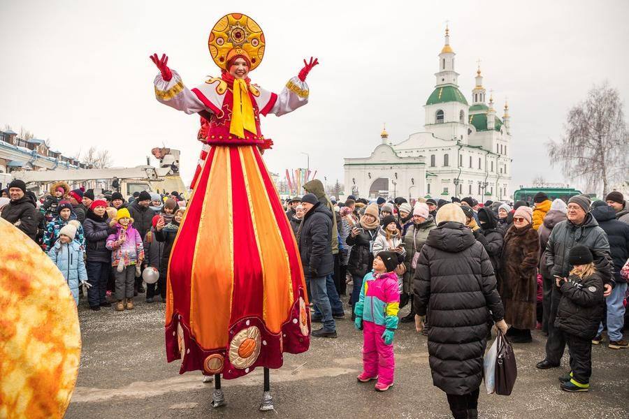 Публика обожает ходулистов, а они платят ей взаимностью