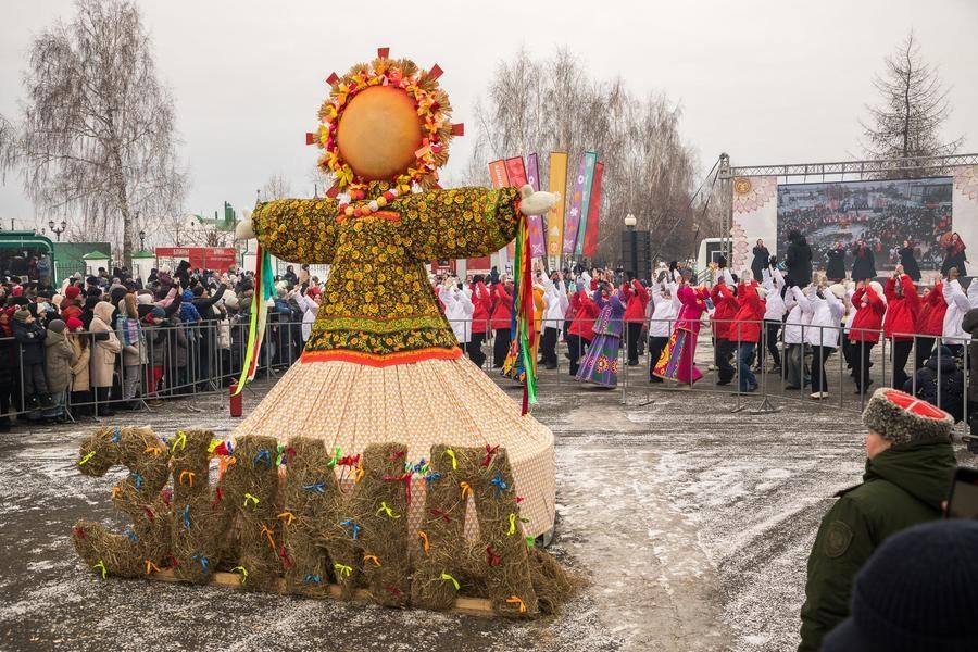 Элегантное чучело Масленицы возле сцены — финальная точка маршрута