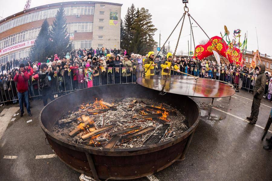 Гвоздь программы — выпекание блинов на сковородах диаметром 3 метра