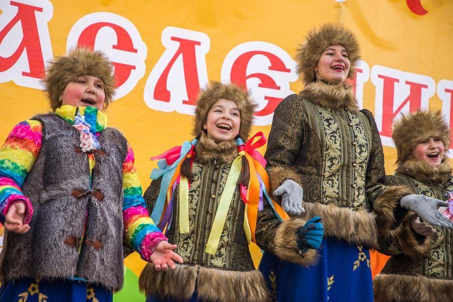 Звучат веселые весенние народные песни