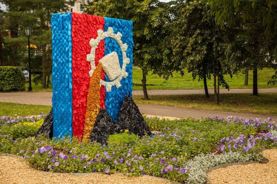 Заметная инсталляция Воскресенского сквера — новый герб Стаханова