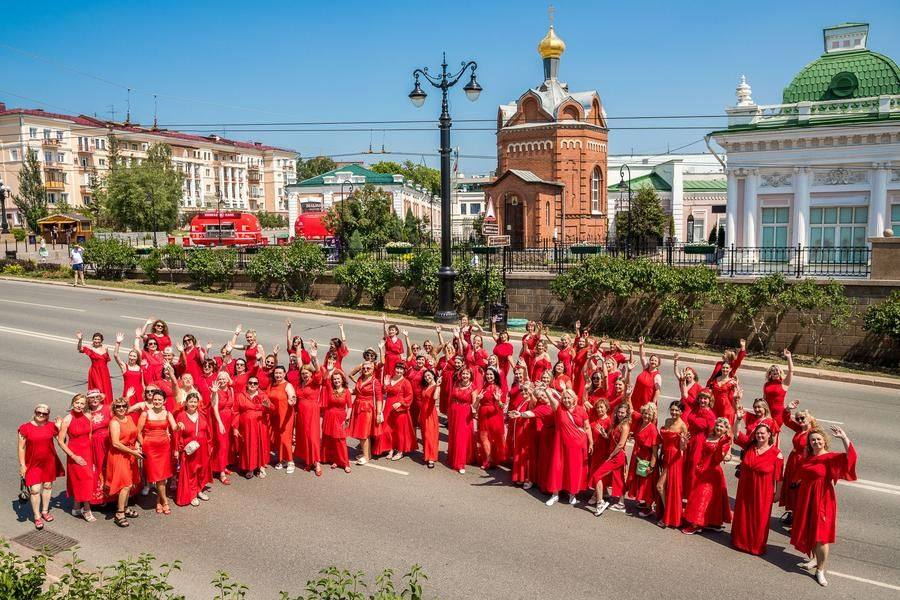 Спустя пять минут дамы оживляют величественный архитектурный ансамбль улицы