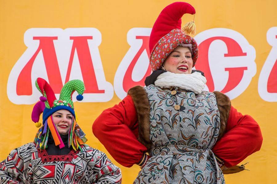 В перерывах между номерами ведущие проводят конкурсы и другие активности