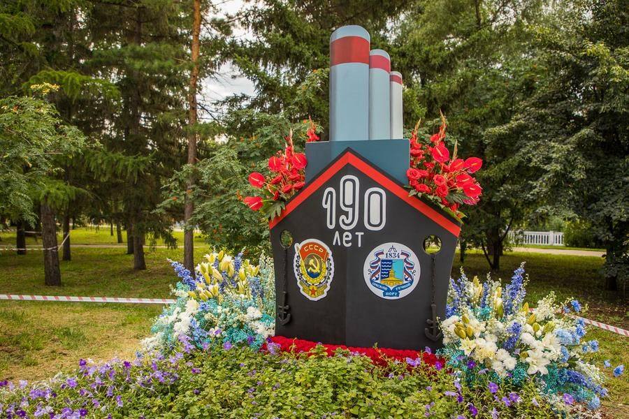 А вот перед нами огромный пароход, невозмутимо плывущий по цветочным волнам