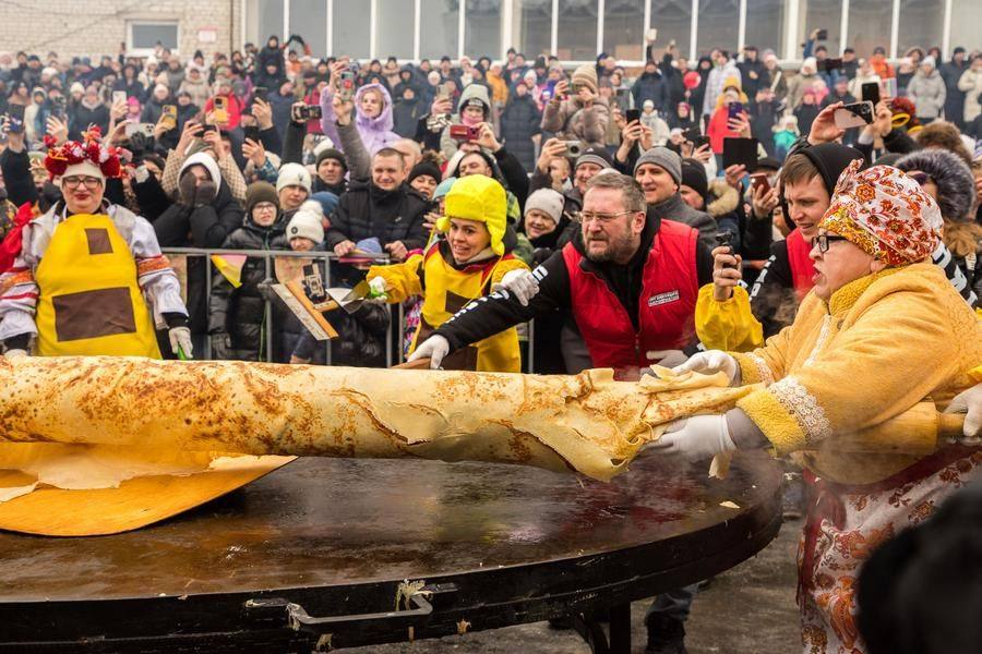 А теперь блин необходимо аккуратно перенести и так же аккуратно развернуть