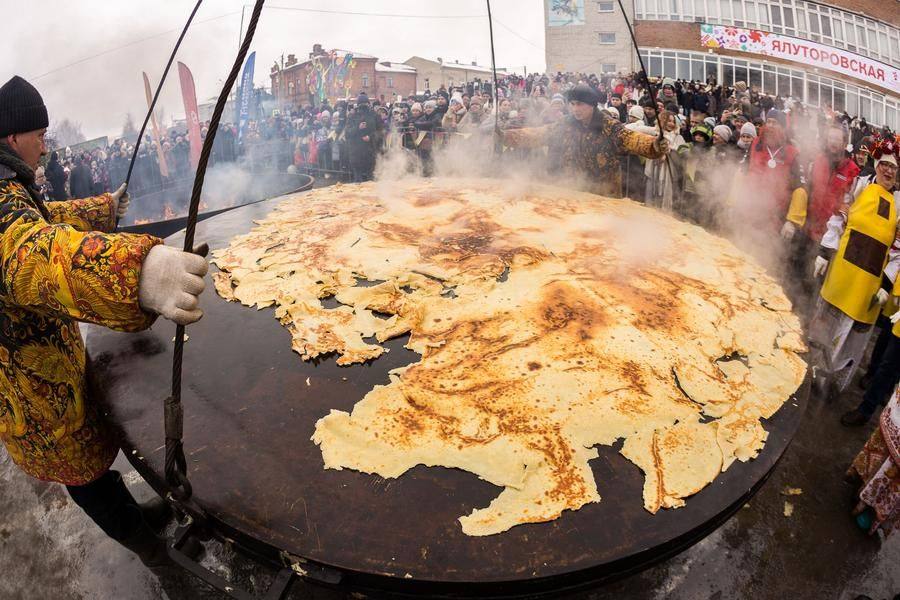 …и быстро все допечь — благо, жара достаточно, а у публики как раз разыгрался аппетит!