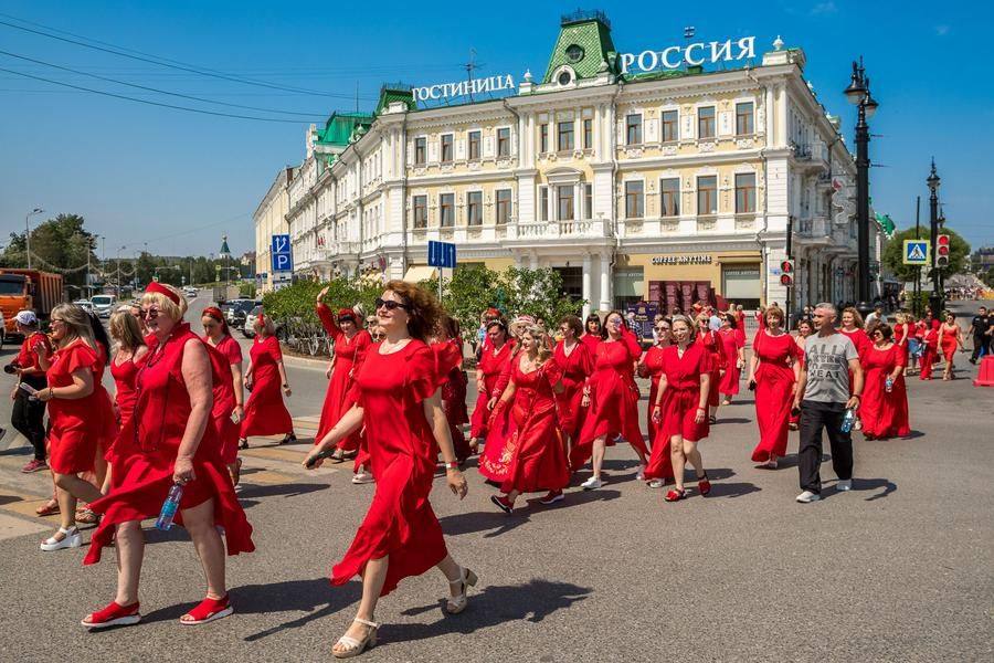 По пешеходному переходу процессия возвращается на Юбилейный мост
