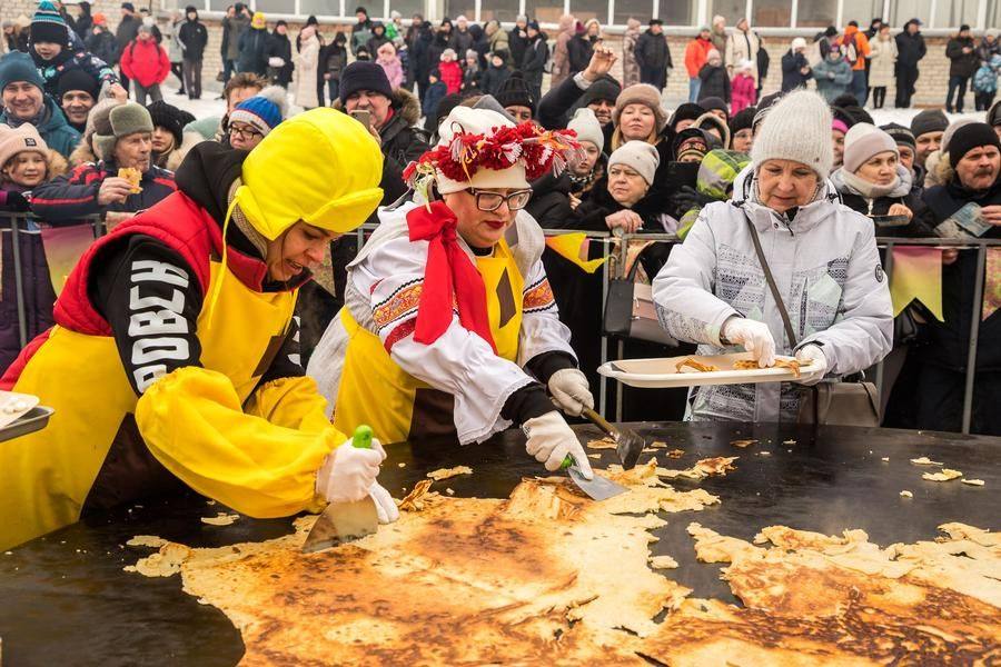 Далее гигантский блин делят на порции…