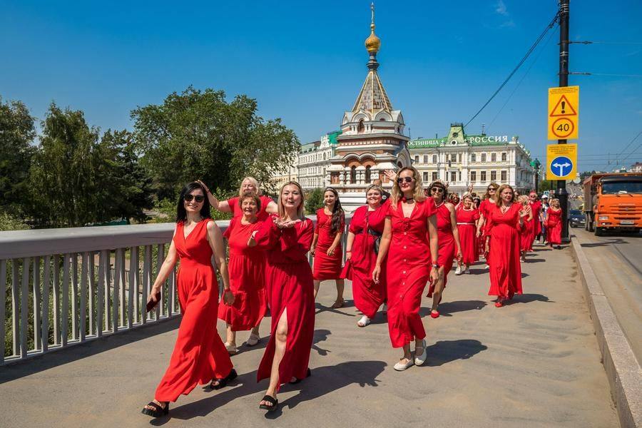 Алый цвет притягивает взгляд и рождает отклик с ощущением сопричастности