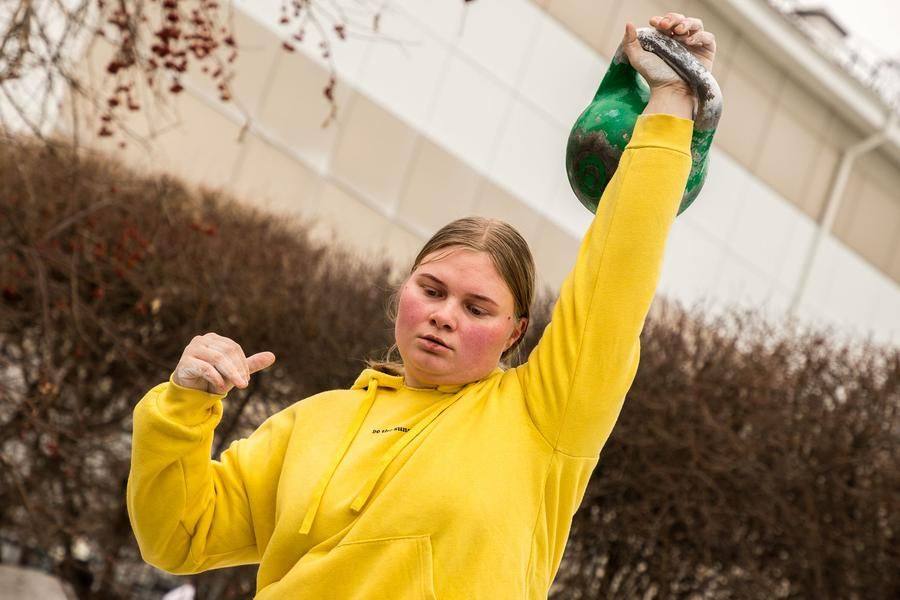 Воспитанница спортивной секции играючи выжимает 24-килограммовую гирю